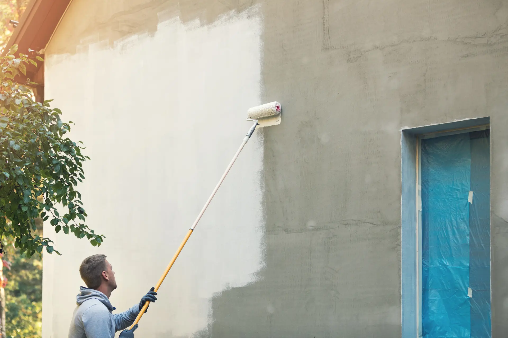 Pintor trabajando en una fachada en Sagunto